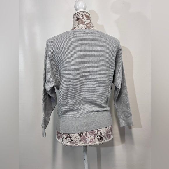 🛍️CARMEN MARC VALVO Light gray bat wing sweater size S. - Picture 5 of 12